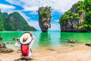 מפרץ עם סלעי גיר וסירות בים אנדמן