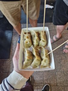 שולחן ארוחה קוריאנית עם תוספות קטנות רבות